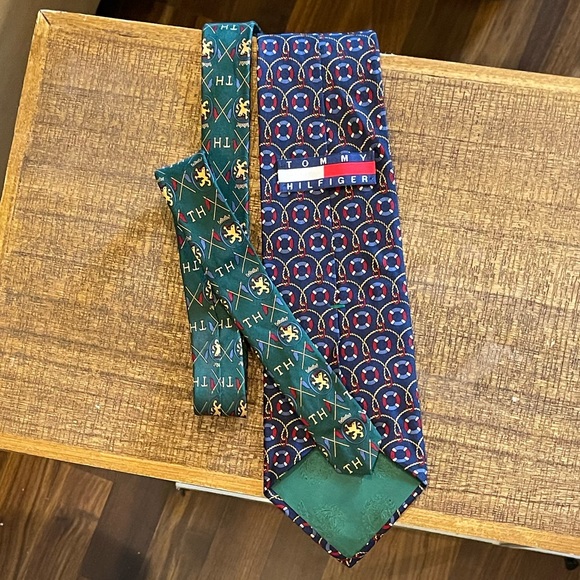 Gorgeous Tommy Hilfiger 100% Italian Silk Tie - Picture 2 of 4
